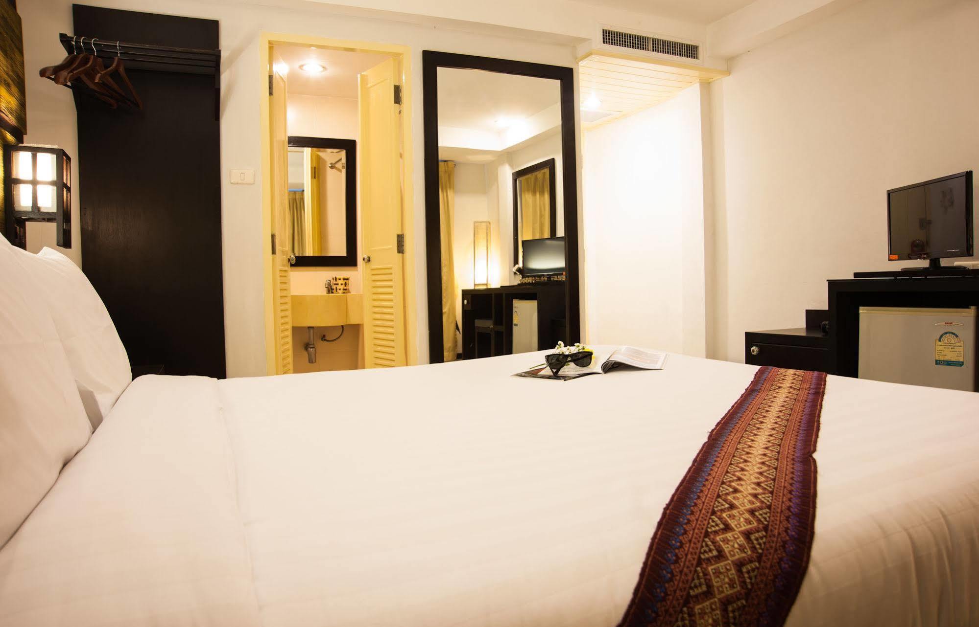 Crystal Inn Phuket Exterior foto
